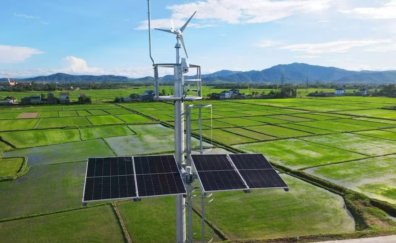 2000W Solar & 800W Wind Hybrid Power System Powers Highway Surveillance Cameras in Vietnam