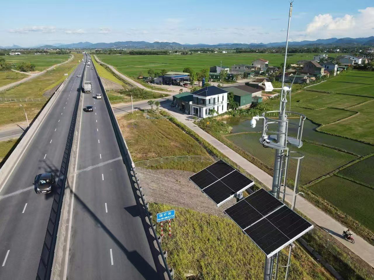 2000W Solar & 800W Wind Hybrid Power System Powers Highway Surveillance Cameras in Vietnam
                 2026-07-24